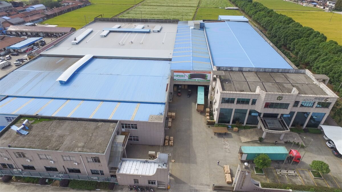 مصنع تطل على